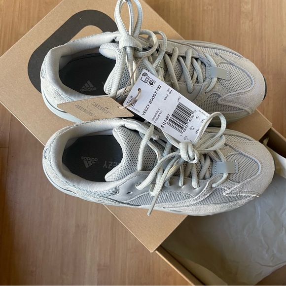 Yeezy Boost 700 “salt” NWT - Picture 10 of 15